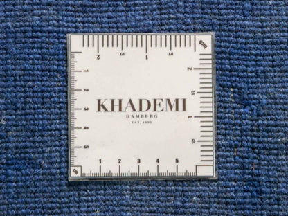 Moderner, Handloom Gabbeh Orientteppich von Khademi aus Wolle, blau. Einfarbiges Uni-Design. Produziert in Indien. Größe: 176x121cm. Teppichnummer: KB4-1580. Verkauf durch Jupiter Intl.