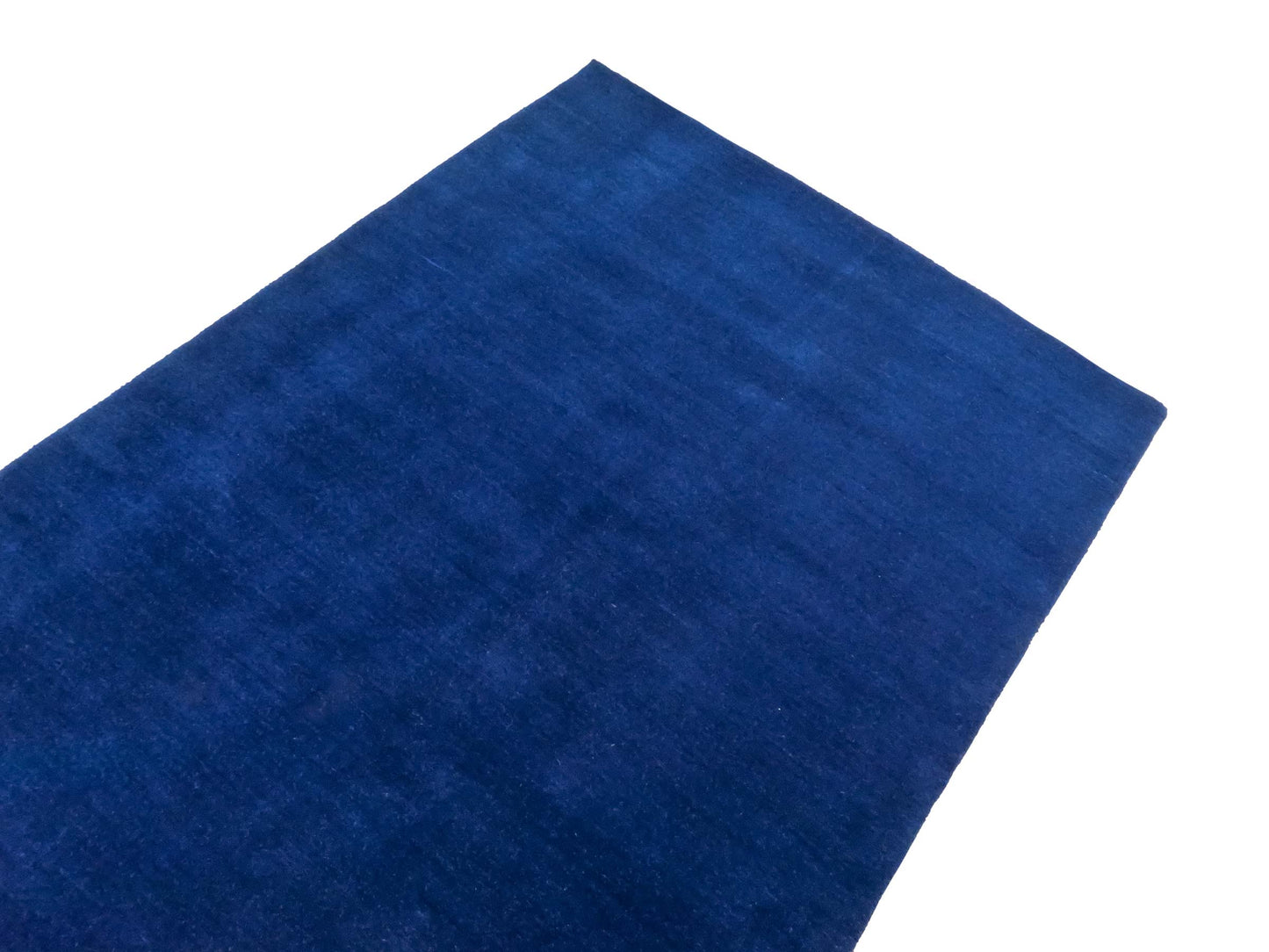 Moderner, Handloom Gabbeh Orientteppich von Khademi aus Wolle, blau. Einfarbiges Uni-Design. Produziert in Indien. Größe: 176x121cm. Teppichnummer: KB4-1580. Verkauf durch Jupiter Intl.