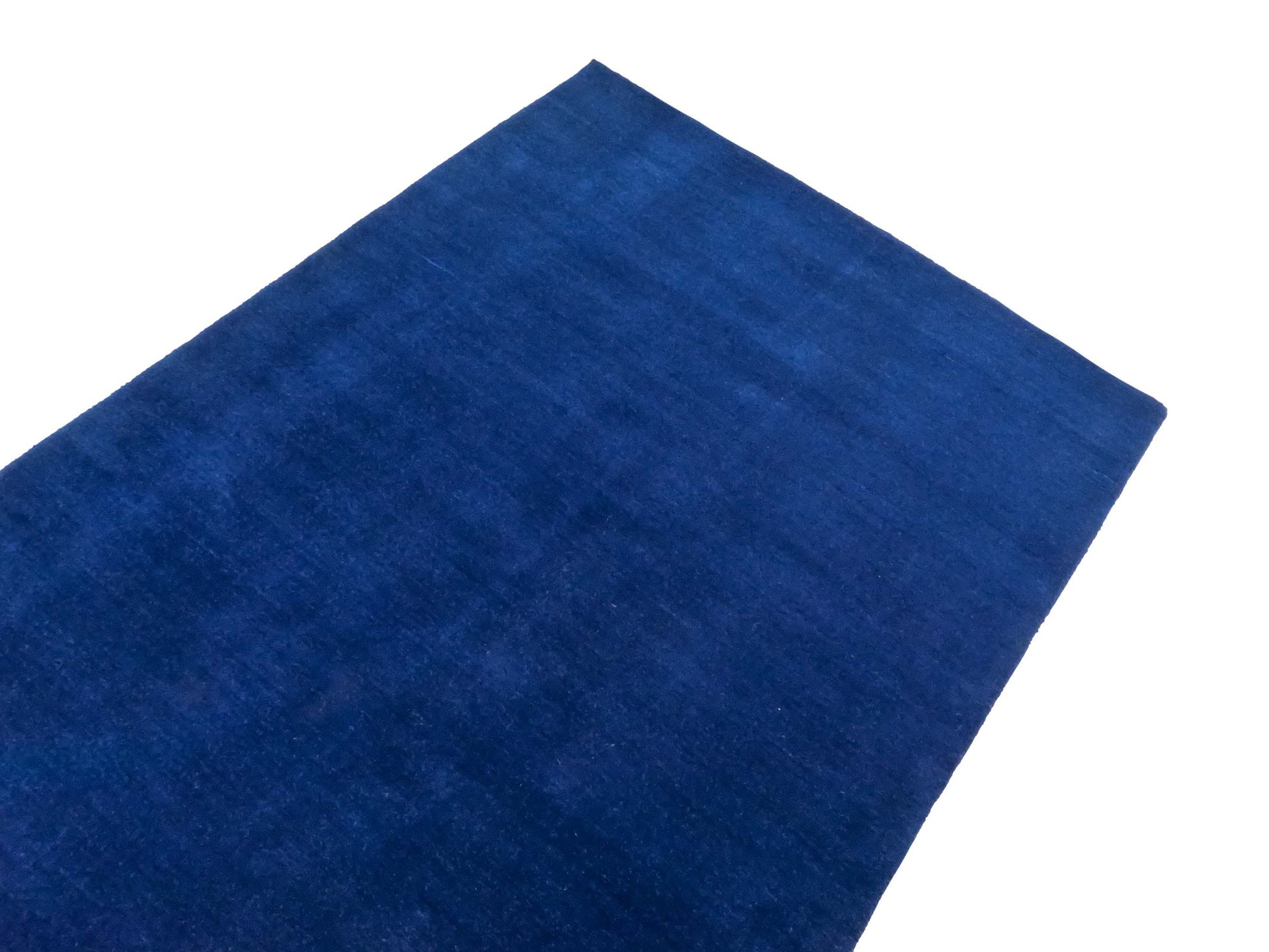 Moderner, Handloom Gabbeh Orientteppich von Khademi aus Wolle, blau. Einfarbiges Uni-Design. Produziert in Indien. Größe: 176x121cm. Teppichnummer: KB4-1580. Verkauf durch Jupiter Intl.