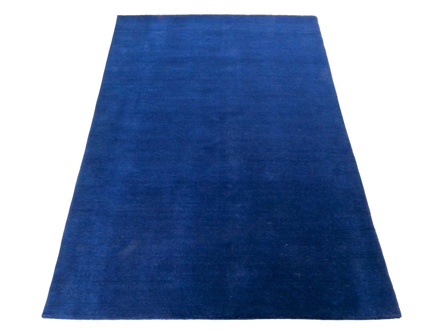 Moderner, Handloom Gabbeh Orientteppich von Khademi aus Wolle, blau. Einfarbiges Uni-Design. Produziert in Indien. Größe: 176x121cm. Teppichnummer: KB4-1580. Verkauf durch Jupiter Intl.