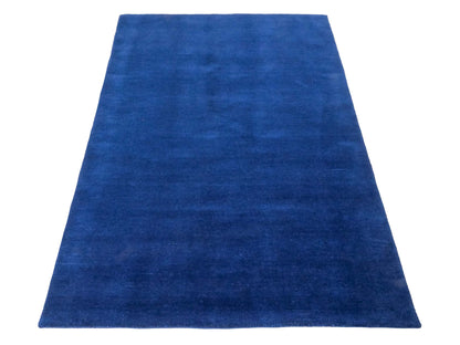 Moderner, Handloom Gabbeh Orientteppich von Khademi aus Wolle, blau. Einfarbiges Uni-Design. Produziert in Indien. Größe: 176x121cm. Teppichnummer: KB4-1580. Verkauf durch Jupiter Intl.