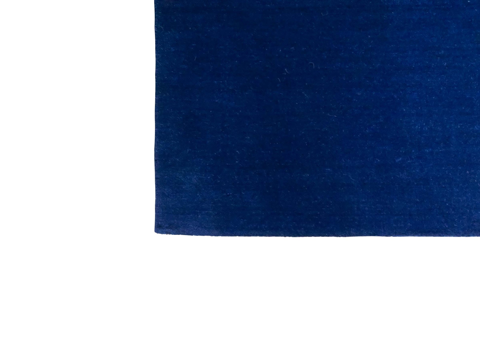 Moderner, Handloom Gabbeh Orientteppich von Khademi aus Wolle, blau. Einfarbiges Uni-Design. Produziert in Indien. Größe: 176x121cm. Teppichnummer: KB4-1580. Verkauf durch Jupiter Intl.