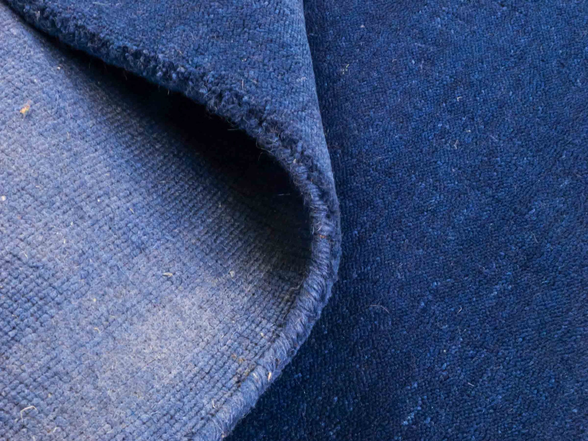 Moderner, Handloom Gabbeh Orientteppich von Khademi aus Wolle, blau. Einfarbiges Uni-Design. Produziert in Indien. Größe: 176x121cm. Teppichnummer: KB4-1580. Verkauf durch Jupiter Intl.