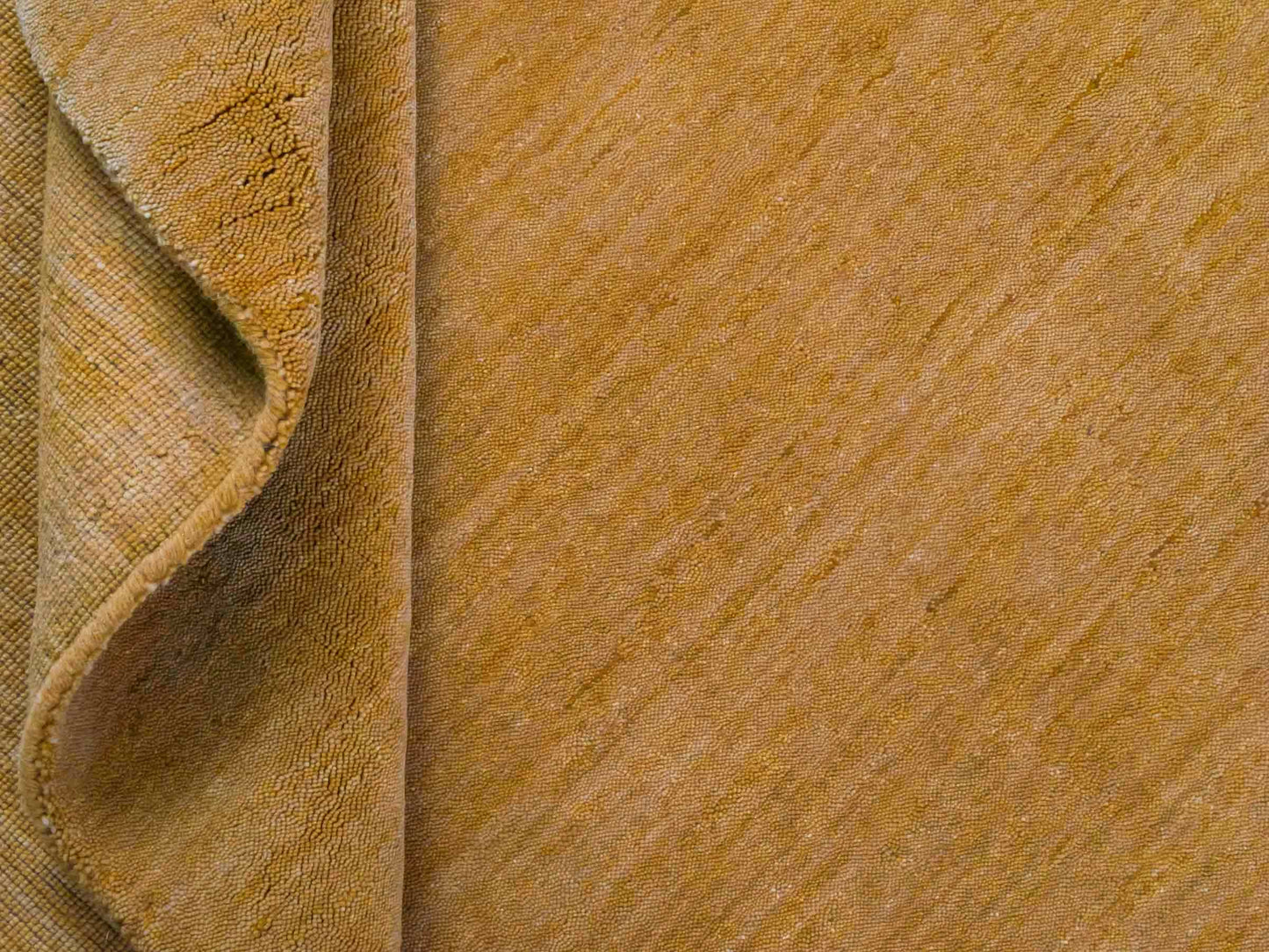 Moderner, Handloom Gabbeh Orientteppich von Khademi aus Wolle, gold. Einfarbiges Uni-Design. Produziert in Indien. Größe: 178x126cm. Teppichnummer: KB4-1573. Verkauf durch Jupiter Intl.