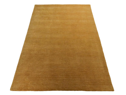 Moderner, Handloom Gabbeh Orientteppich von Khademi aus Wolle, gold. Einfarbiges Uni-Design. Produziert in Indien. Größe: 178x126cm. Teppichnummer: KB4-1573. Verkauf durch Jupiter Intl.