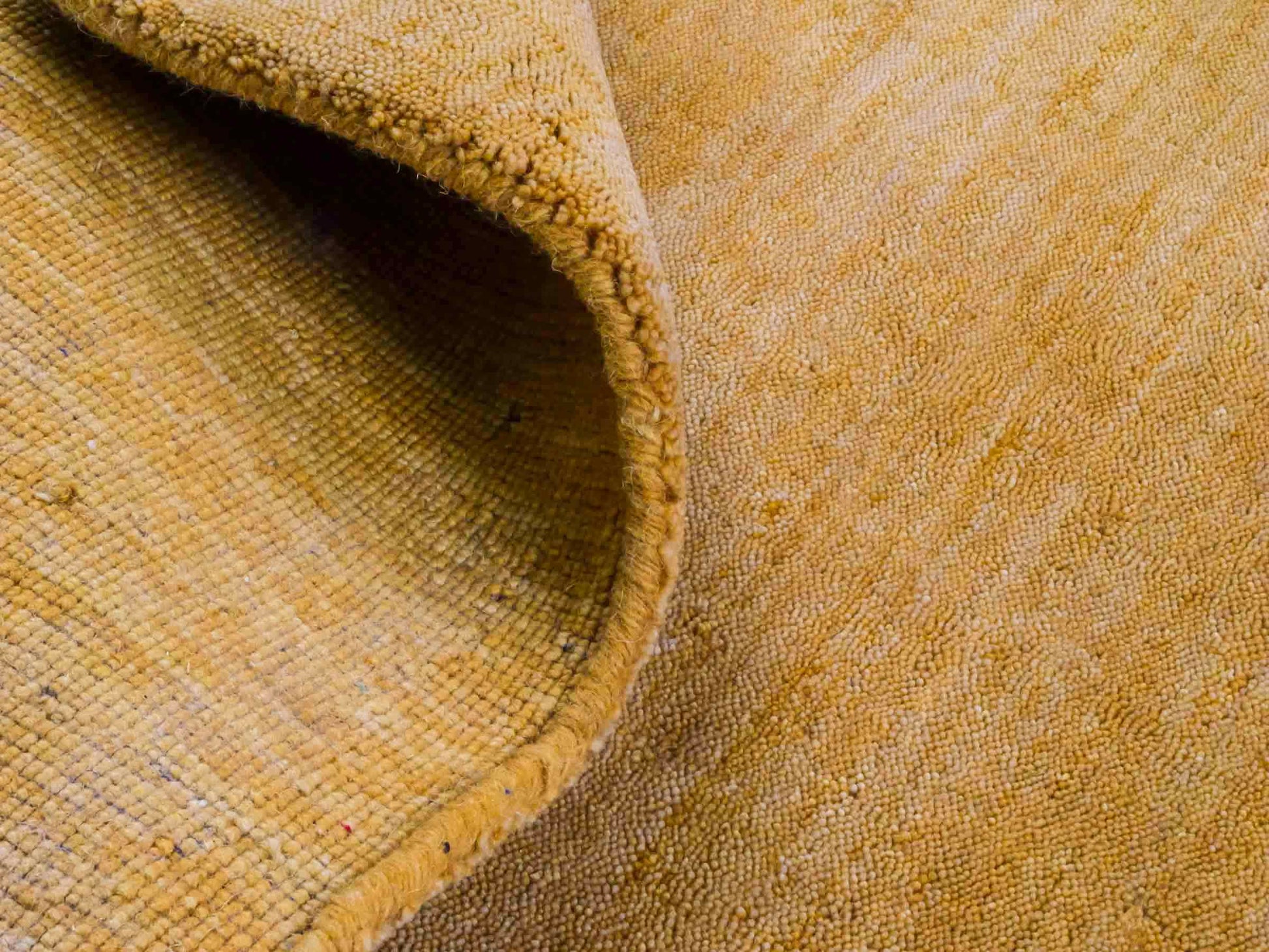 Moderner, Handloom Gabbeh Orientteppich von Khademi aus Wolle, gold. Einfarbiges Uni-Design. Produziert in Indien. Größe: 178x126cm. Teppichnummer: KB4-1573. Verkauf durch Jupiter Intl.