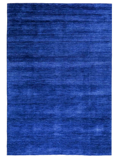 Moderner, Handloom Gabbeh Orientteppich von Khademi aus Wolle, blau. Einfarbiges Uni-Design. Produziert in Indien. Größe: 198x140cm. Teppichnummer: KB4-1590. Verkauf durch Jupiter Intl.