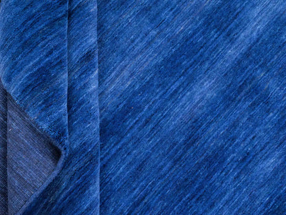 Moderner, Handloom Gabbeh Orientteppich von Khademi aus Wolle, blau. Einfarbiges Uni-Design. Produziert in Indien. Größe: 198x140cm. Teppichnummer: KB4-1590. Verkauf durch Jupiter Intl.