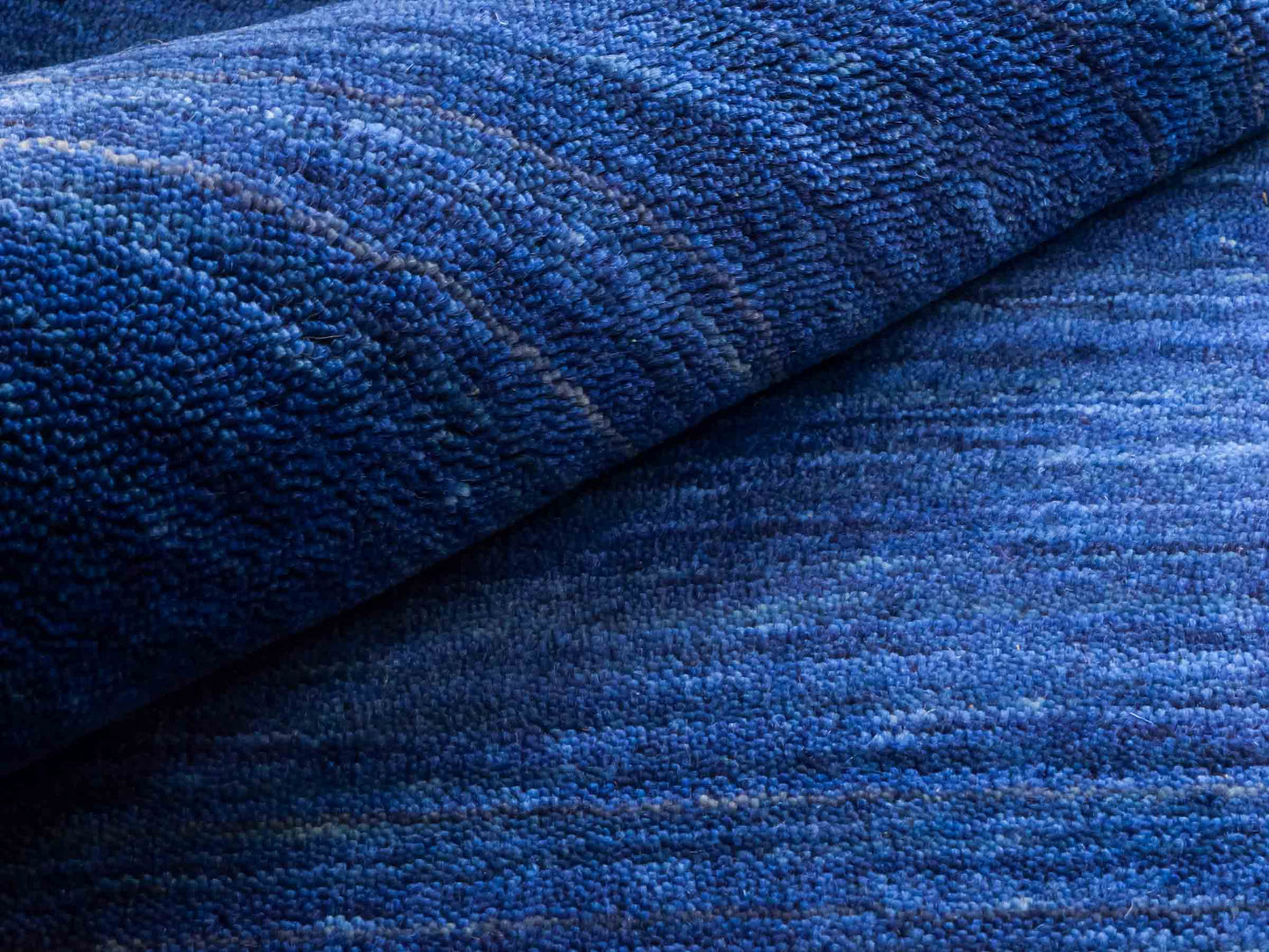 Moderner, Handloom Gabbeh Orientteppich von Khademi aus Wolle, blau. Einfarbiges Uni-Design. Produziert in Indien. Größe: 198x140cm. Teppichnummer: KB4-1590. Verkauf durch Jupiter Intl.