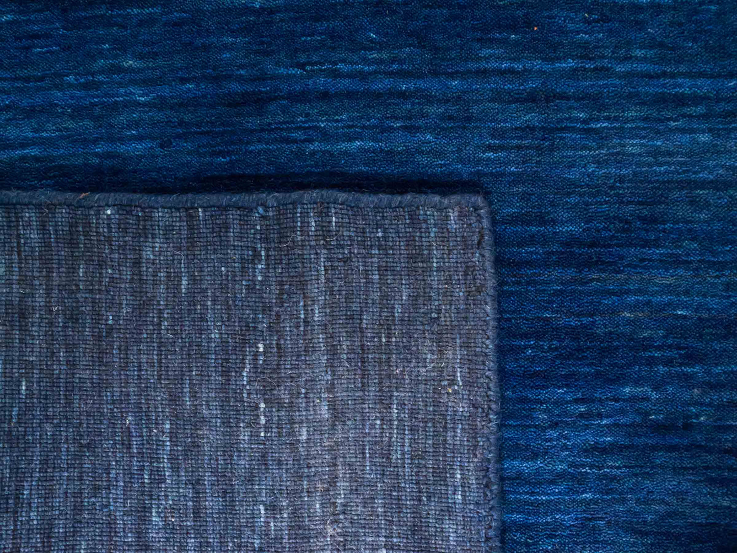 Moderner, Handloom Gabbeh Orientteppich von Khademi aus Wolle, blau. Einfarbiges Uni-Design. Produziert in Indien. Größe: 198x140cm. Teppichnummer: KB4-1590. Verkauf durch Jupiter Intl.