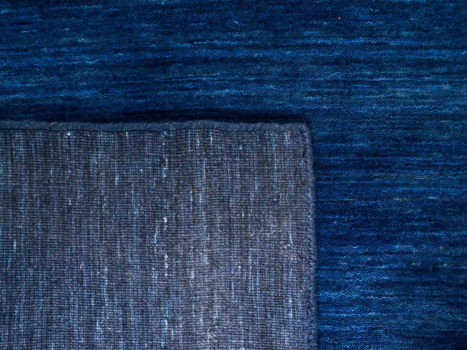 Moderner, Handloom Gabbeh Orientteppich von Khademi aus Wolle, blau. Einfarbiges Uni-Design. Produziert in Indien. Größe: 198x140cm. Teppichnummer: KB4-1590. Verkauf durch Jupiter Intl.