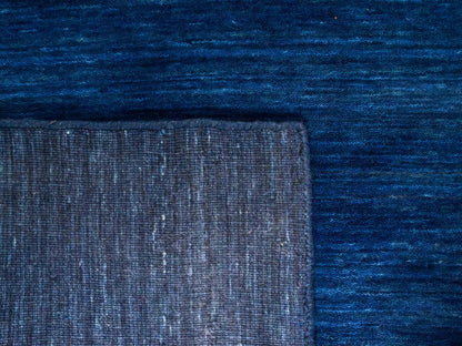 Moderner, Handloom Gabbeh Orientteppich von Khademi aus Wolle, blau. Einfarbiges Uni-Design. Produziert in Indien. Größe: 198x140cm. Teppichnummer: KB4-1590. Verkauf durch Jupiter Intl.