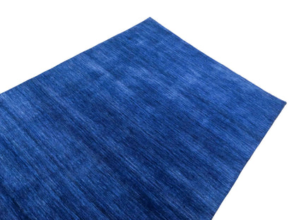 Moderner, Handloom Gabbeh Orientteppich von Khademi aus Wolle, blau. Einfarbiges Uni-Design. Produziert in Indien. Größe: 198x140cm. Teppichnummer: KB4-1590. Verkauf durch Jupiter Intl.