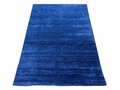 Moderner, Handloom Gabbeh Orientteppich von Khademi aus Wolle, blau. Einfarbiges Uni-Design. Produziert in Indien. Größe: 198x140cm. Teppichnummer: KB4-1590. Verkauf durch Jupiter Intl.