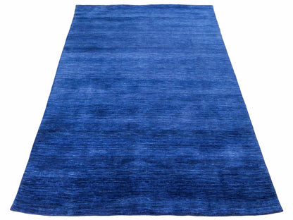 Moderner, Handloom Gabbeh Orientteppich von Khademi aus Wolle, blau. Einfarbiges Uni-Design. Produziert in Indien. Größe: 198x140cm. Teppichnummer: KB4-1590. Verkauf durch Jupiter Intl.