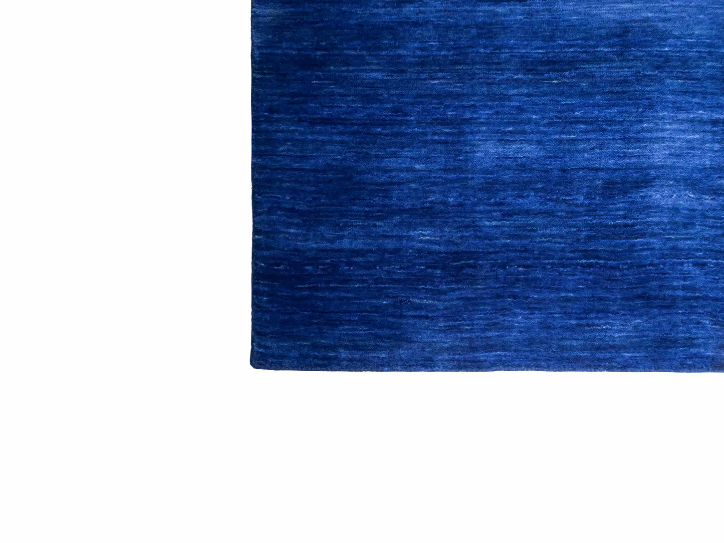 Moderner, Handloom Gabbeh Orientteppich von Khademi aus Wolle, blau. Einfarbiges Uni-Design. Produziert in Indien. Größe: 198x140cm. Teppichnummer: KB4-1590. Verkauf durch Jupiter Intl.