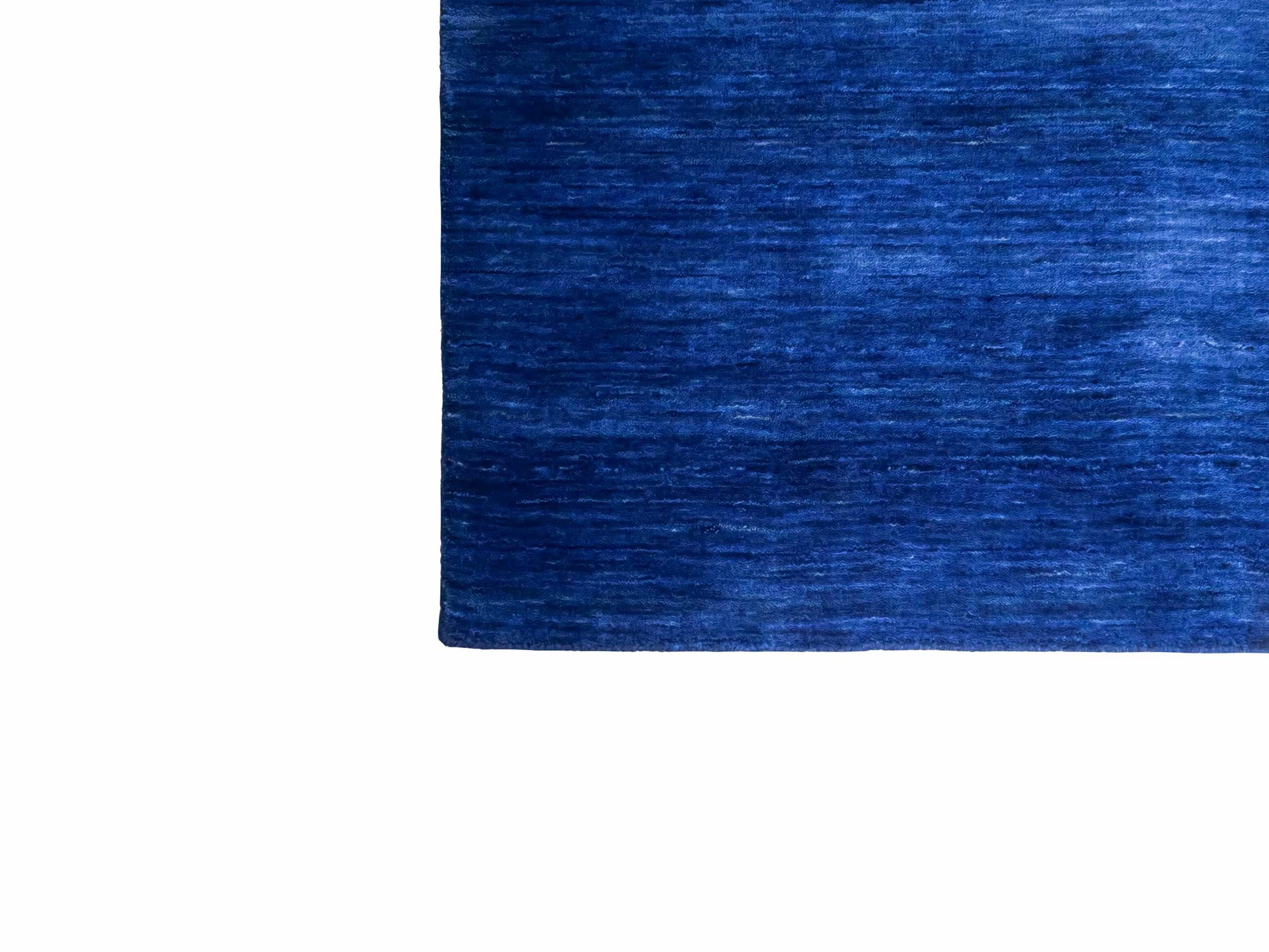 Moderner, Handloom Gabbeh Orientteppich von Khademi aus Wolle, blau. Einfarbiges Uni-Design. Produziert in Indien. Größe: 198x140cm. Teppichnummer: KB4-1590. Verkauf durch Jupiter Intl.