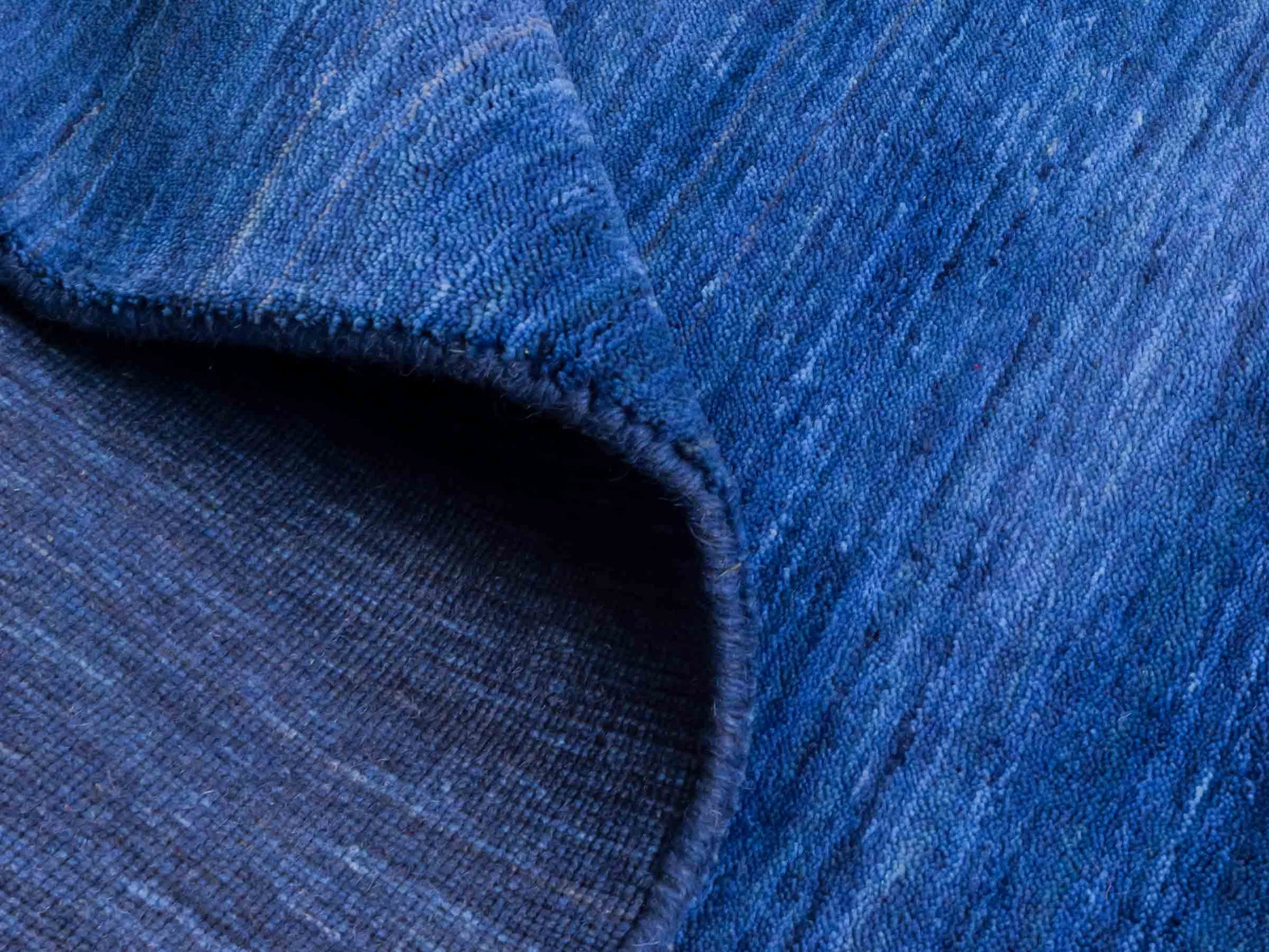 Moderner, Handloom Gabbeh Orientteppich von Khademi aus Wolle, blau. Einfarbiges Uni-Design. Produziert in Indien. Größe: 198x140cm. Teppichnummer: KB4-1590. Verkauf durch Jupiter Intl.