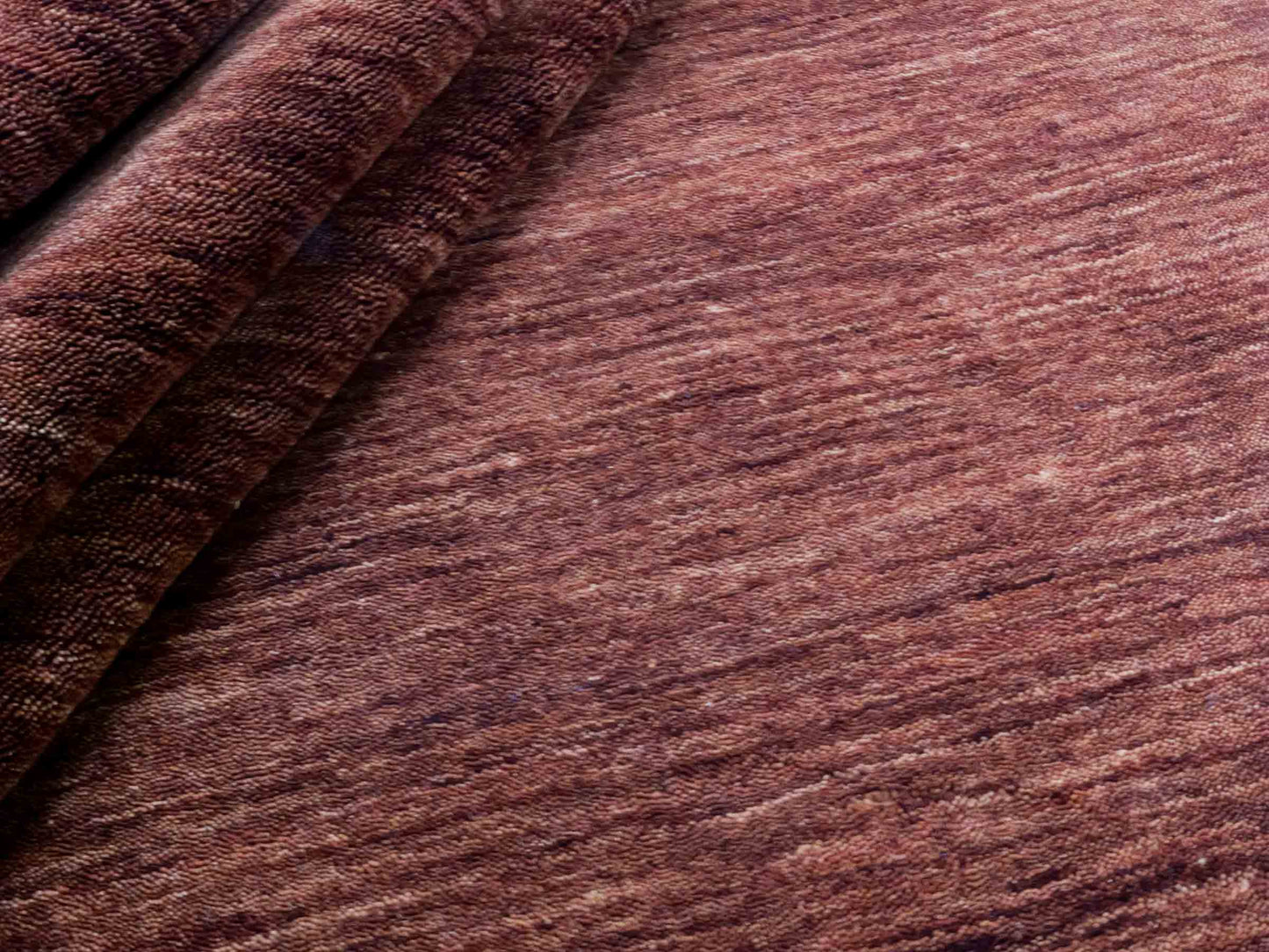 Moderner, Handloom Gabbeh Orientteppich von Khademi aus Wolle, braun. Einfarbiges Uni-Design. Produziert in Indien. Größe: 200x200cm. Teppichnummer: KB4-1596. Verkauf durch Jupiter Intl.