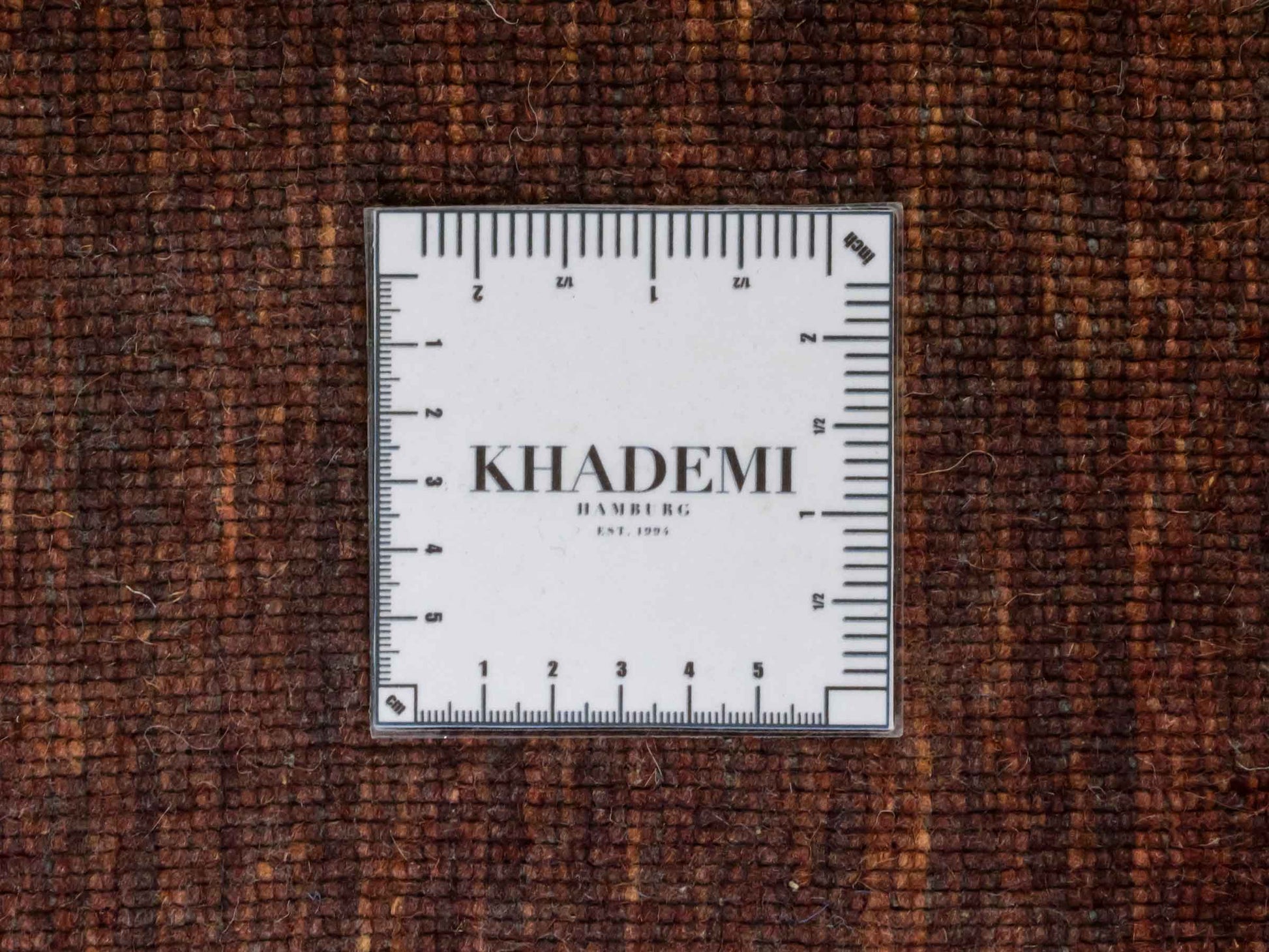 Moderner, Handloom Gabbeh Orientteppich von Khademi aus Wolle, braun. Einfarbiges Uni-Design. Produziert in Indien. Größe: 200x200cm. Teppichnummer: KB4-1596. Verkauf durch Jupiter Intl.