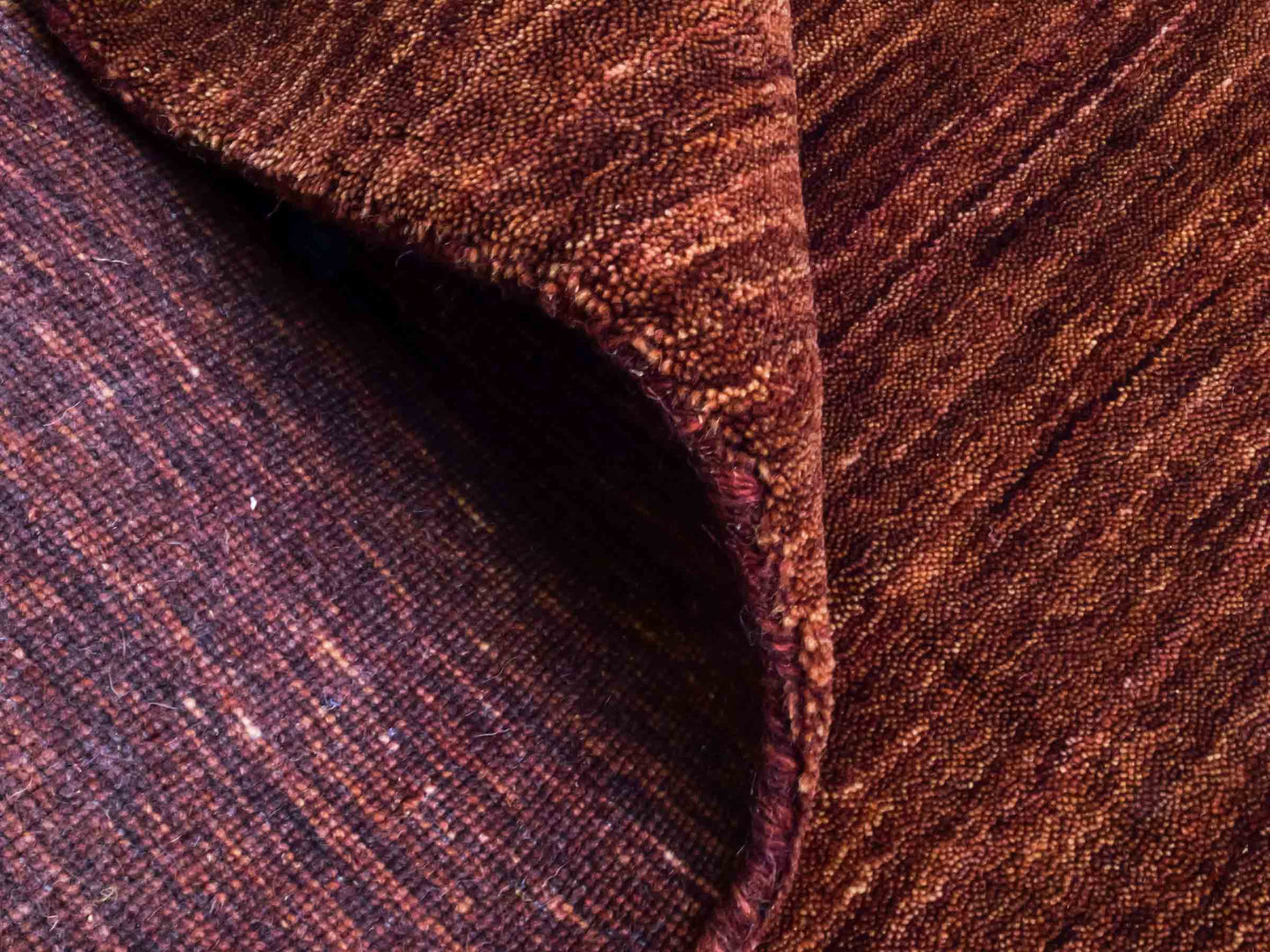 Moderner, Handloom Gabbeh Orientteppich von Khademi aus Wolle, braun. Einfarbiges Uni-Design. Produziert in Indien. Größe: 200x200cm. Teppichnummer: KB4-1596. Verkauf durch Jupiter Intl.