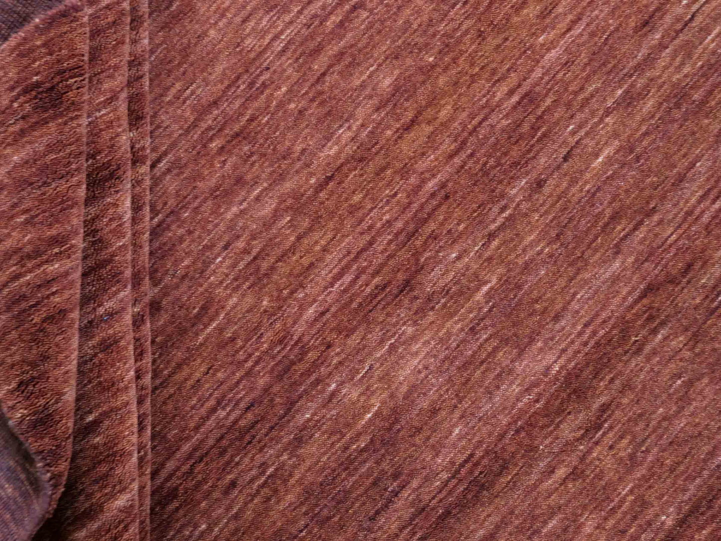 Moderner, Handloom Gabbeh Orientteppich von Khademi aus Wolle, braun. Einfarbiges Uni-Design. Produziert in Indien. Größe: 200x200cm. Teppichnummer: KB4-1597. Verkauf durch Jupiter Intl.