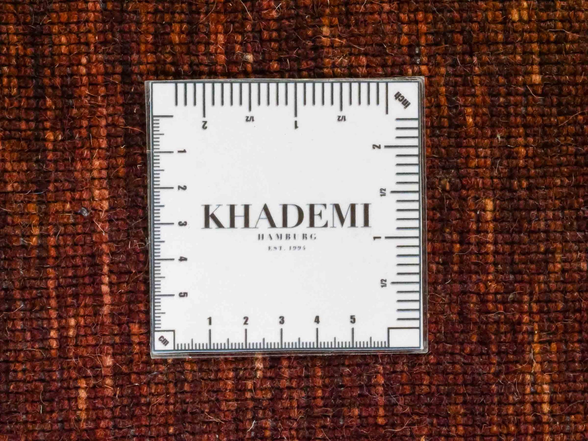 Moderner, Handloom Gabbeh Orientteppich von Khademi aus Wolle, braun. Einfarbiges Uni-Design. Produziert in Indien. Größe: 200x200cm. Teppichnummer: KB4-1597. Verkauf durch Jupiter Intl.