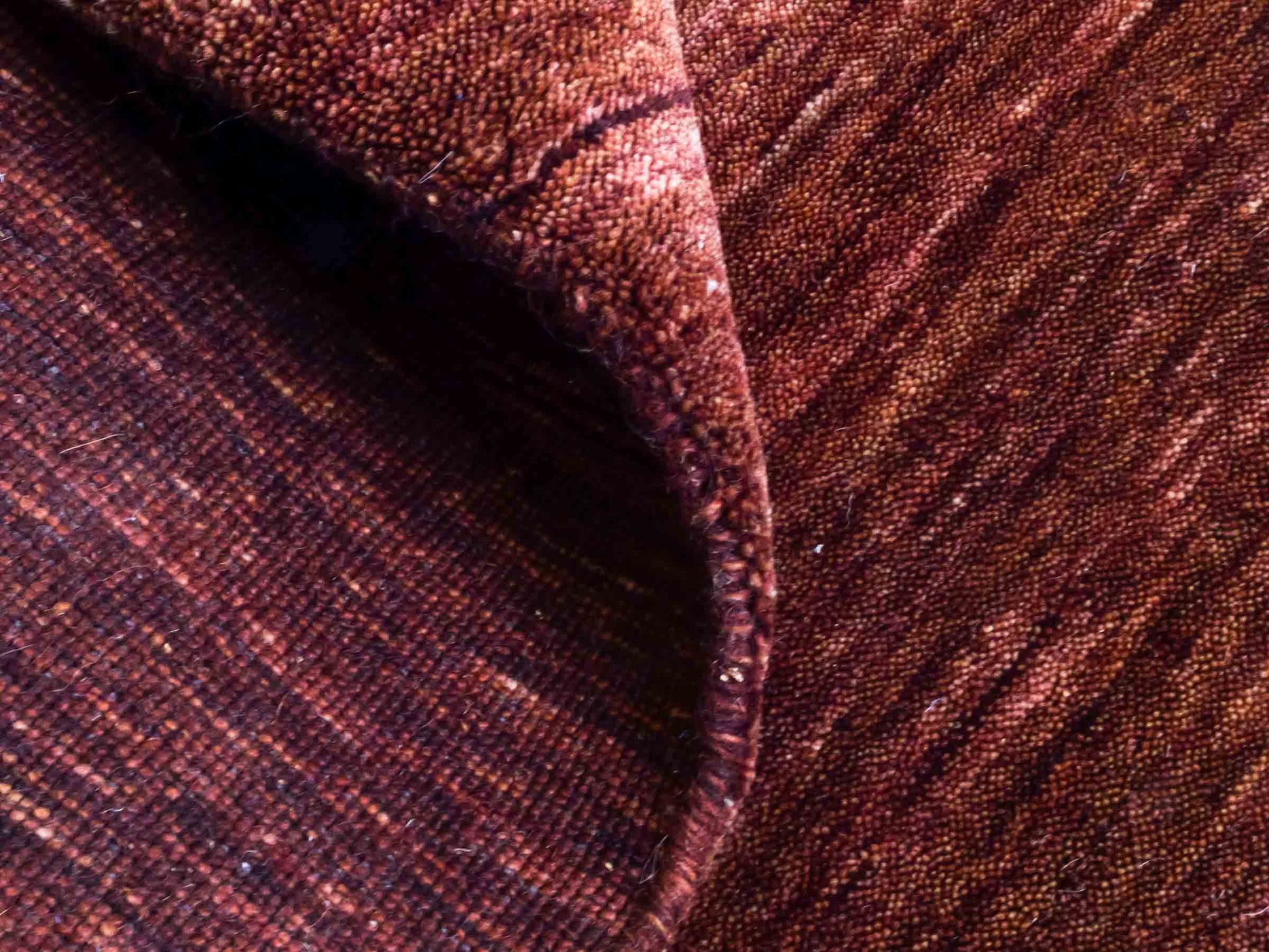 Moderner, Handloom Gabbeh Orientteppich von Khademi aus Wolle, braun. Einfarbiges Uni-Design. Produziert in Indien. Größe: 200x200cm. Teppichnummer: KB4-1597. Verkauf durch Jupiter Intl.