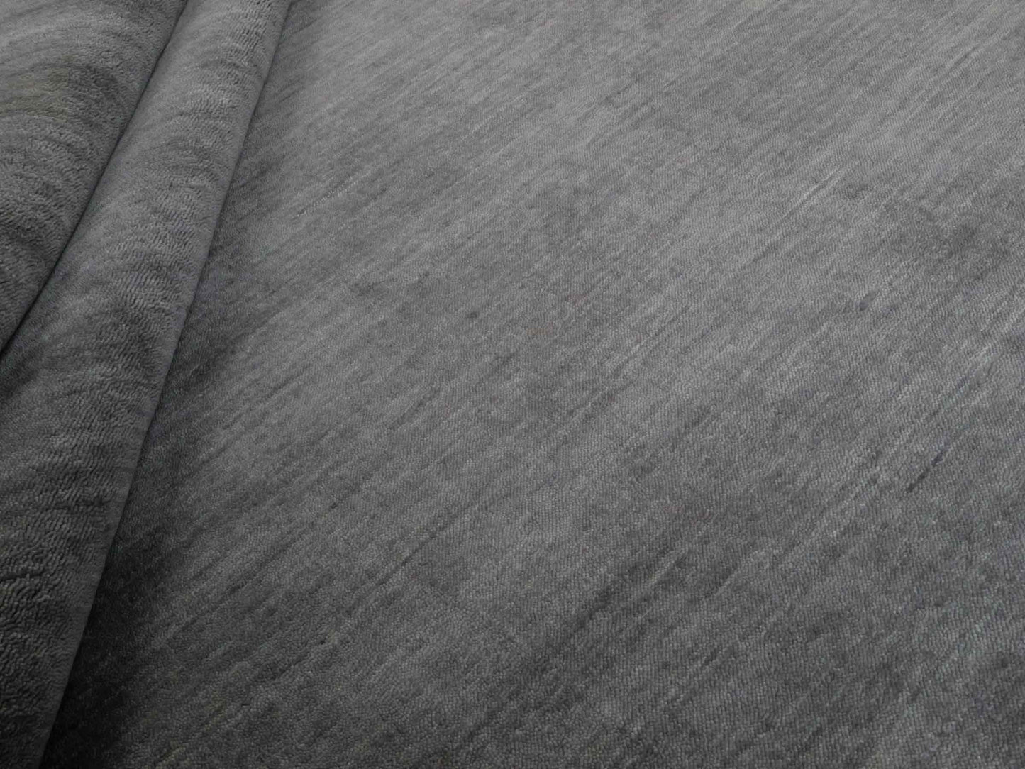 Moderner, Handloom Gabbeh Orientteppich von Khademi aus Wolle, grau. Einfarbiges Uni-Design. Produziert in Indien. Größe: 230x174cm. Teppichnummer: KB4-1611. Verkauf durch Jupiter Intl.