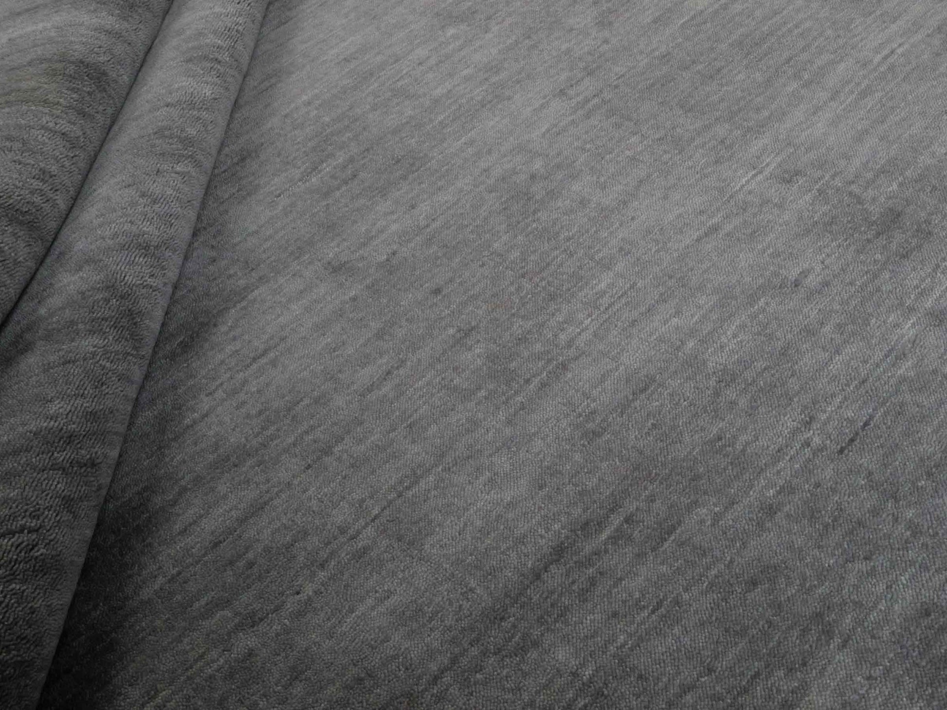 Moderner, Handloom Gabbeh Orientteppich von Khademi aus Wolle, grau. Einfarbiges Uni-Design. Produziert in Indien. Größe: 230x174cm. Teppichnummer: KB4-1611. Verkauf durch Jupiter Intl.