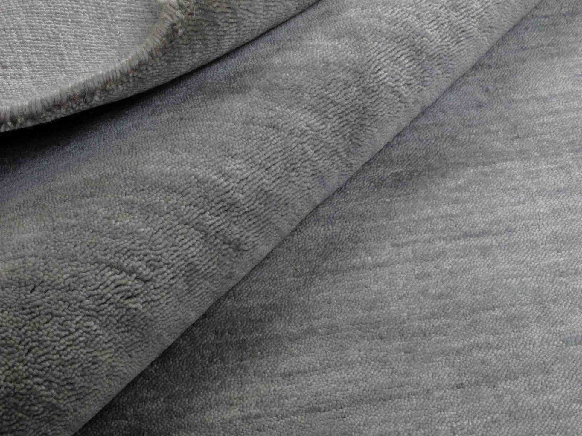 Moderner, Handloom Gabbeh Orientteppich von Khademi aus Wolle, grau. Einfarbiges Uni-Design. Produziert in Indien. Größe: 230x174cm. Teppichnummer: KB4-1611. Verkauf durch Jupiter Intl.