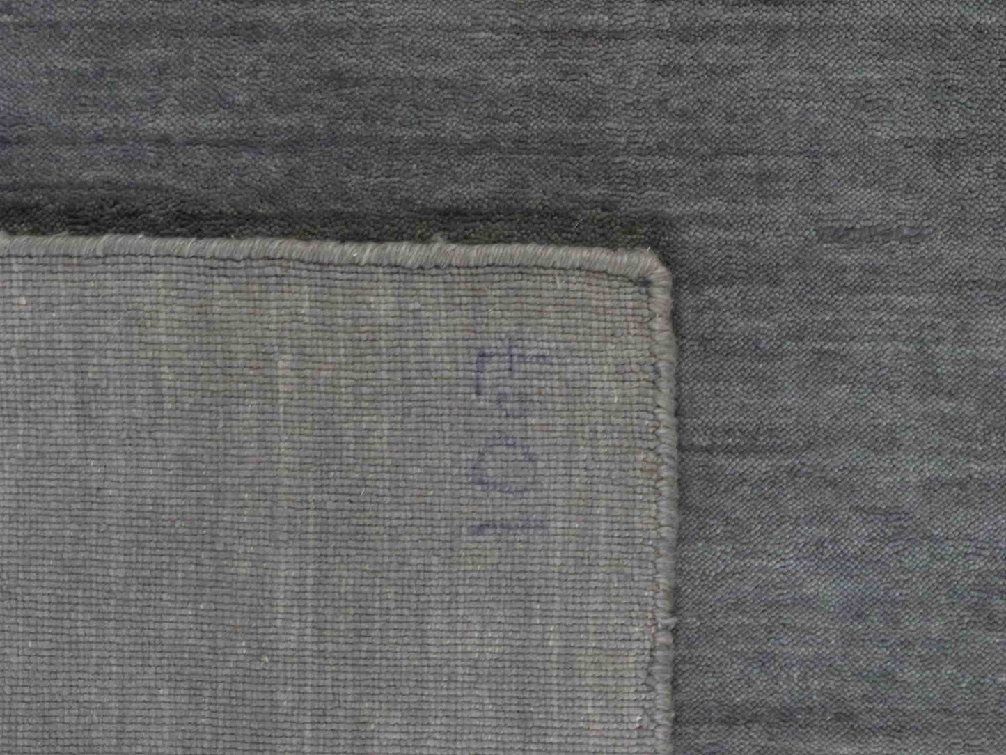 Moderner, Handloom Gabbeh Orientteppich von Khademi aus Wolle, grau. Einfarbiges Uni-Design. Produziert in Indien. Größe: 230x174cm. Teppichnummer: KB4-1611. Verkauf durch Jupiter Intl.