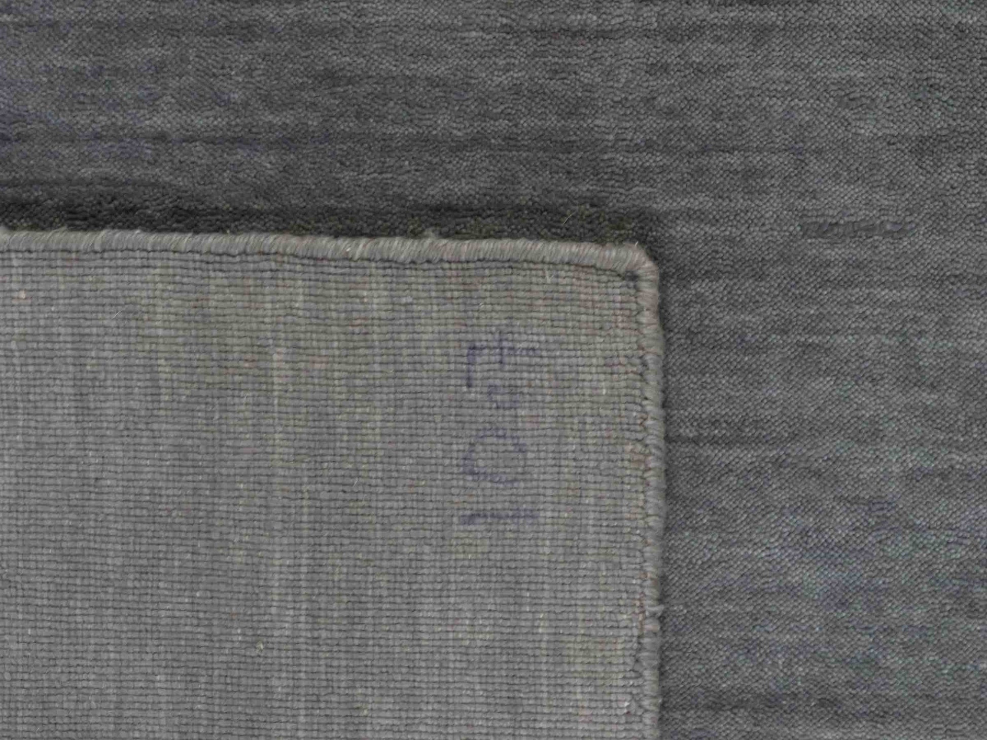 Moderner, Handloom Gabbeh Orientteppich von Khademi aus Wolle, grau. Einfarbiges Uni-Design. Produziert in Indien. Größe: 230x174cm. Teppichnummer: KB4-1611. Verkauf durch Jupiter Intl.