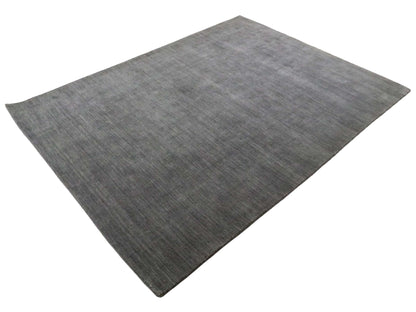 Moderner, Handloom Gabbeh Orientteppich von Khademi aus Wolle, grau. Einfarbiges Uni-Design. Produziert in Indien. Größe: 230x174cm. Teppichnummer: KB4-1611. Verkauf durch Jupiter Intl.