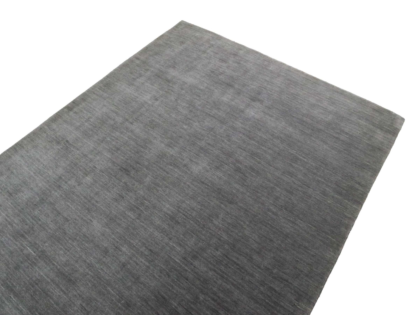 Moderner, Handloom Gabbeh Orientteppich von Khademi aus Wolle, grau. Einfarbiges Uni-Design. Produziert in Indien. Größe: 230x174cm. Teppichnummer: KB4-1611. Verkauf durch Jupiter Intl.