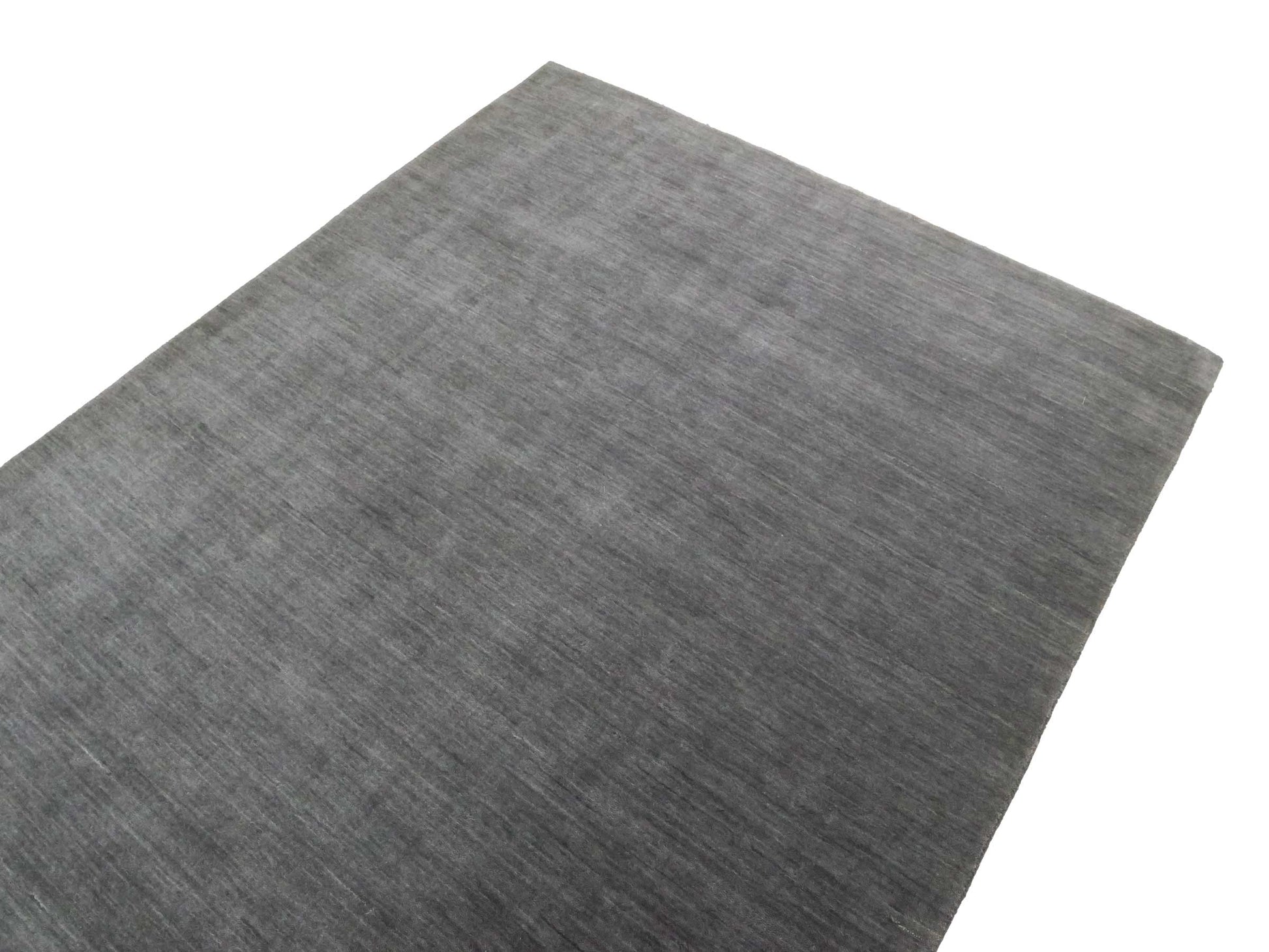 Moderner, Handloom Gabbeh Orientteppich von Khademi aus Wolle, grau. Einfarbiges Uni-Design. Produziert in Indien. Größe: 230x174cm. Teppichnummer: KB4-1611. Verkauf durch Jupiter Intl.