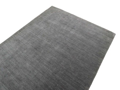 Moderner, Handloom Gabbeh Orientteppich von Khademi aus Wolle, grau. Einfarbiges Uni-Design. Produziert in Indien. Größe: 230x174cm. Teppichnummer: KB4-1611. Verkauf durch Jupiter Intl.