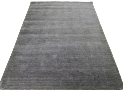 Moderner, Handloom Gabbeh Orientteppich von Khademi aus Wolle, grau. Einfarbiges Uni-Design. Produziert in Indien. Größe: 230x174cm. Teppichnummer: KB4-1611. Verkauf durch Jupiter Intl.