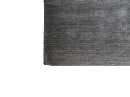 Moderner, Handloom Gabbeh Orientteppich von Khademi aus Wolle, grau. Einfarbiges Uni-Design. Produziert in Indien. Größe: 230x174cm. Teppichnummer: KB4-1611. Verkauf durch Jupiter Intl.