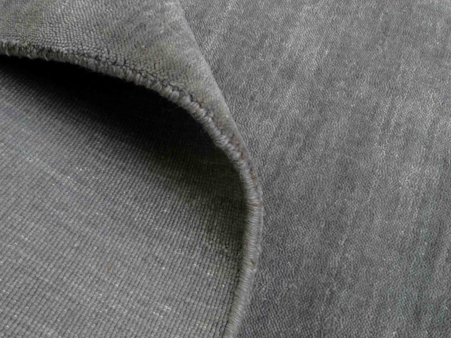 Moderner, Handloom Gabbeh Orientteppich von Khademi aus Wolle, grau. Einfarbiges Uni-Design. Produziert in Indien. Größe: 230x174cm. Teppichnummer: KB4-1611. Verkauf durch Jupiter Intl.