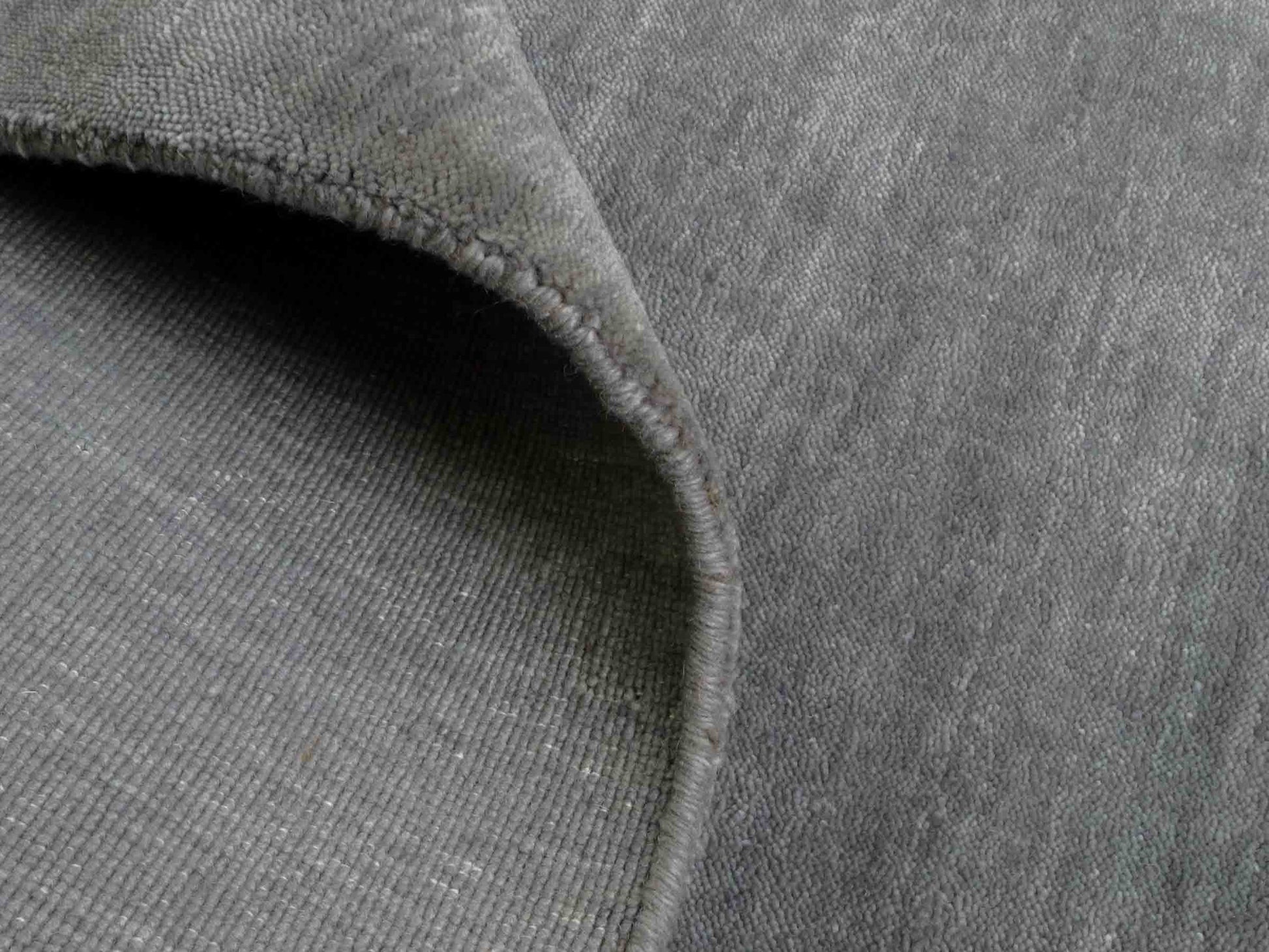 Moderner, Handloom Gabbeh Orientteppich von Khademi aus Wolle, grau. Einfarbiges Uni-Design. Produziert in Indien. Größe: 230x174cm. Teppichnummer: KB4-1611. Verkauf durch Jupiter Intl.