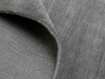 Moderner, Handloom Gabbeh Orientteppich von Khademi aus Wolle, grau. Einfarbiges Uni-Design. Produziert in Indien. Größe: 230x174cm. Teppichnummer: KB4-1611. Verkauf durch Jupiter Intl.