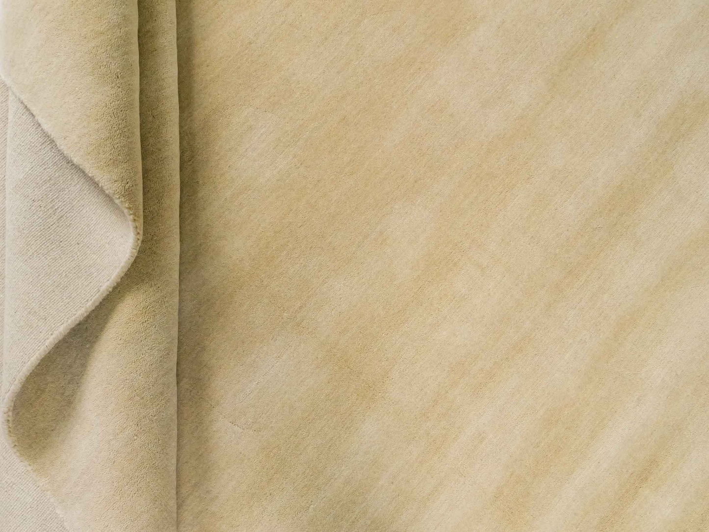 Moderner, Handloom Gabbeh Orientteppich von Khademi aus Wolle, beige. Einfarbiges Uni-Design. Produziert in Indien. Größe: 232x169cm. Teppichnummer: KB4-1616. Verkauf durch Jupiter Intl.