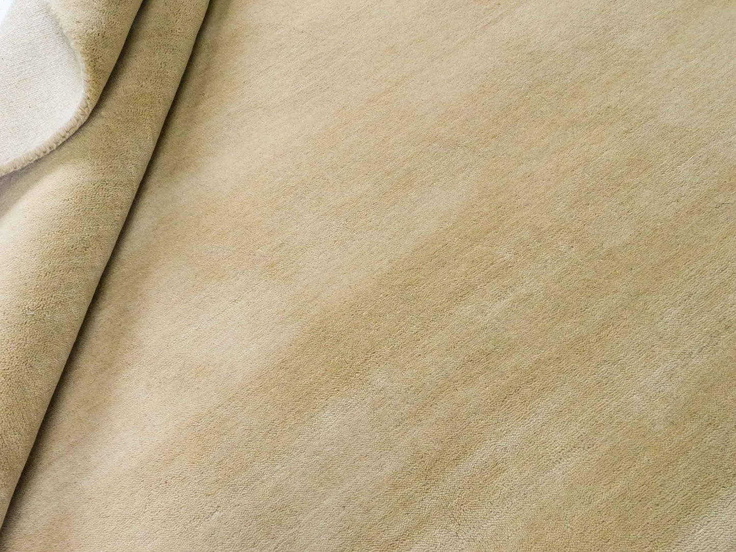 Moderner, Handloom Gabbeh Orientteppich von Khademi aus Wolle, beige. Einfarbiges Uni-Design. Produziert in Indien. Größe: 232x169cm. Teppichnummer: KB4-1616. Verkauf durch Jupiter Intl.