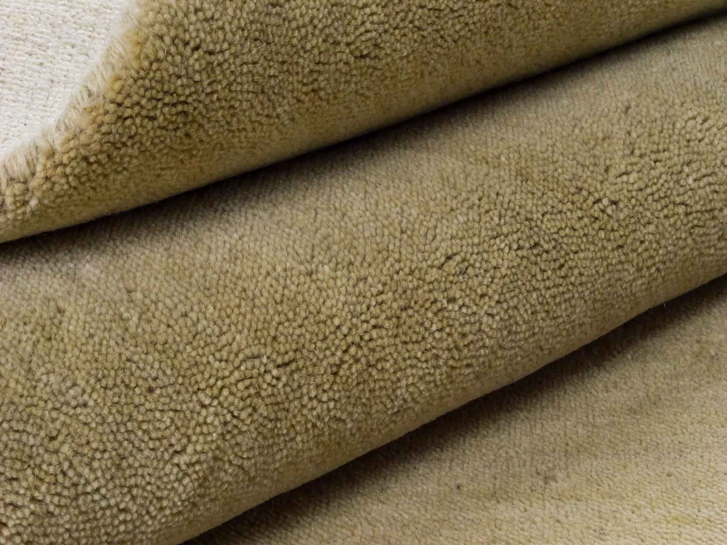 Moderner, Handloom Gabbeh Orientteppich von Khademi aus Wolle, beige. Einfarbiges Uni-Design. Produziert in Indien. Größe: 232x169cm. Teppichnummer: KB4-1616. Verkauf durch Jupiter Intl.