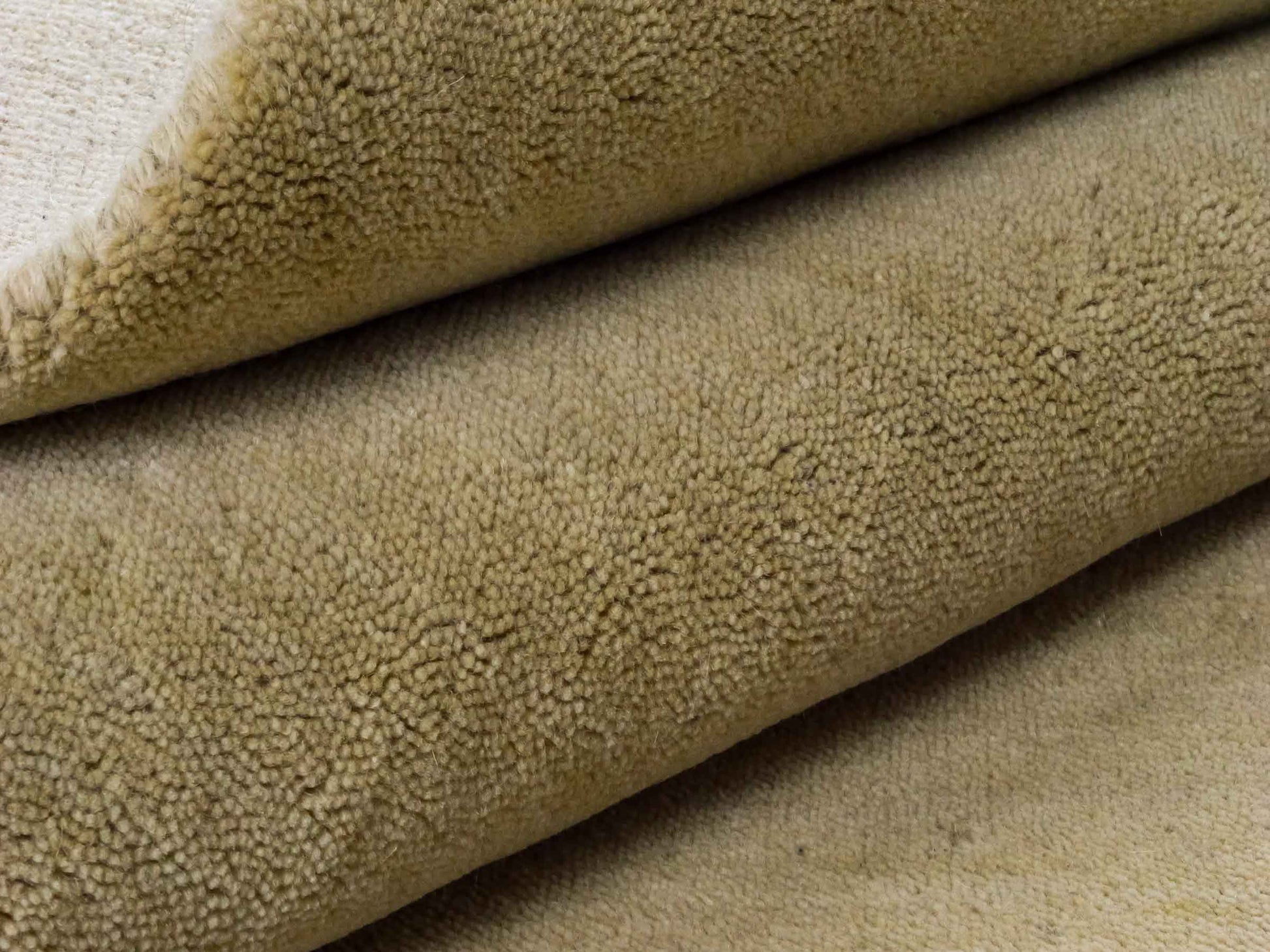 Moderner, Handloom Gabbeh Orientteppich von Khademi aus Wolle, beige. Einfarbiges Uni-Design. Produziert in Indien. Größe: 232x169cm. Teppichnummer: KB4-1616. Verkauf durch Jupiter Intl.