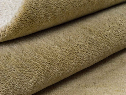 Moderner, Handloom Gabbeh Orientteppich von Khademi aus Wolle, beige. Einfarbiges Uni-Design. Produziert in Indien. Größe: 232x169cm. Teppichnummer: KB4-1616. Verkauf durch Jupiter Intl.