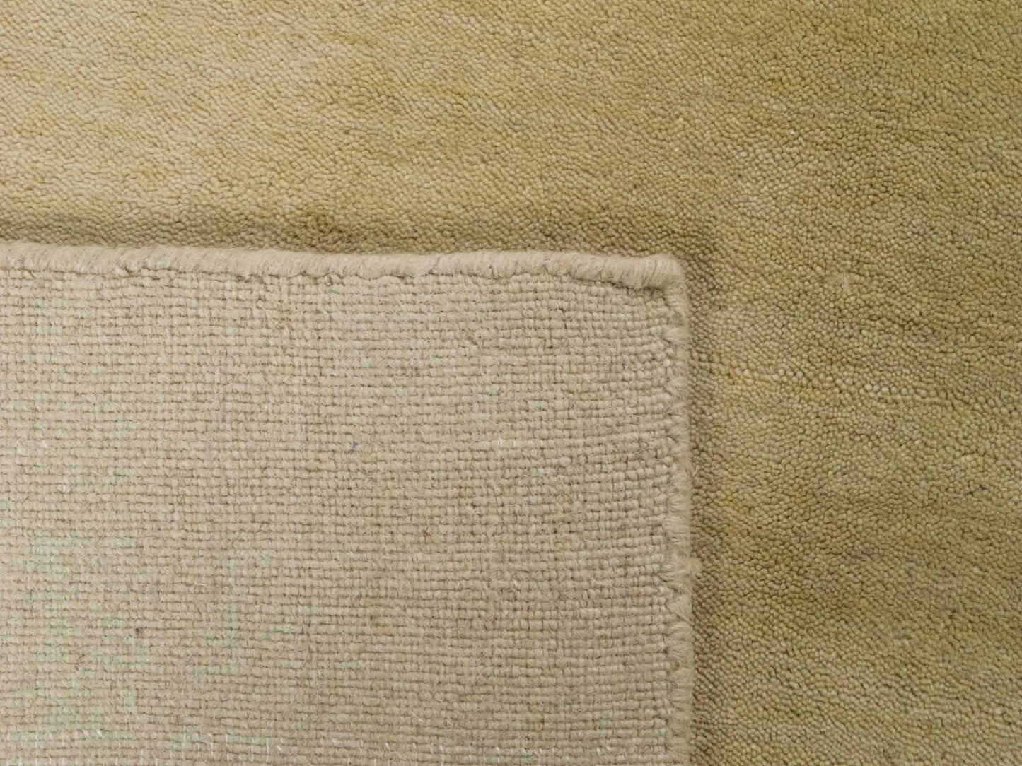 Moderner, Handloom Gabbeh Orientteppich von Khademi aus Wolle, beige. Einfarbiges Uni-Design. Produziert in Indien. Größe: 232x169cm. Teppichnummer: KB4-1616. Verkauf durch Jupiter Intl.