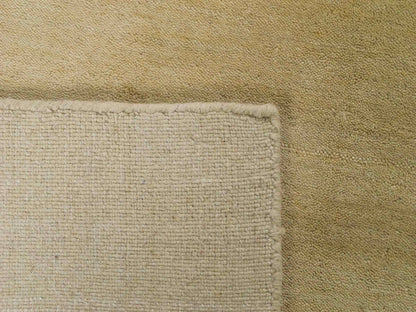 Moderner, Handloom Gabbeh Orientteppich von Khademi aus Wolle, beige. Einfarbiges Uni-Design. Produziert in Indien. Größe: 232x169cm. Teppichnummer: KB4-1616. Verkauf durch Jupiter Intl.