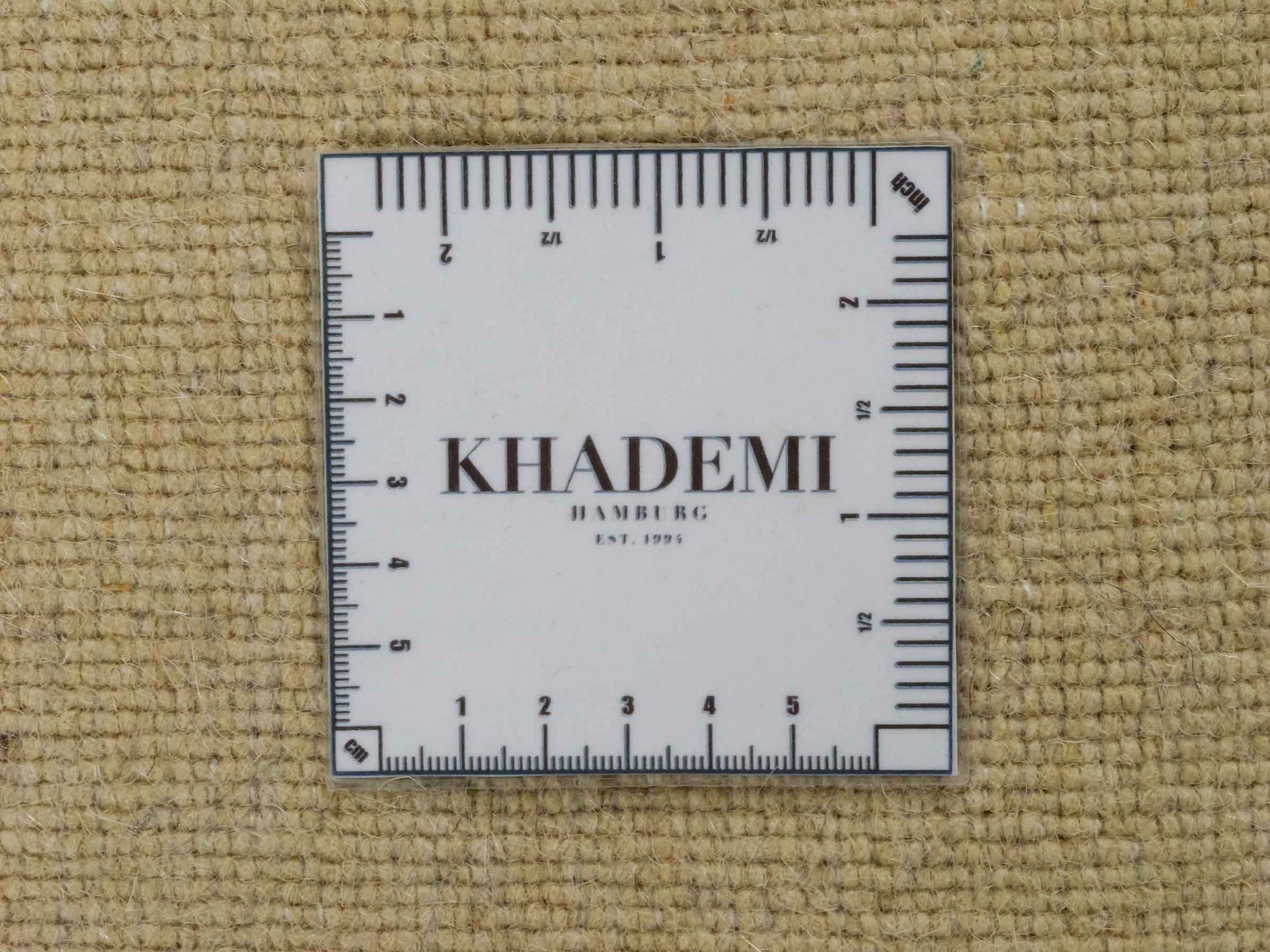 Moderner, Handloom Gabbeh Orientteppich von Khademi aus Wolle, beige. Einfarbiges Uni-Design. Produziert in Indien. Größe: 232x169cm. Teppichnummer: KB4-1616. Verkauf durch Jupiter Intl.